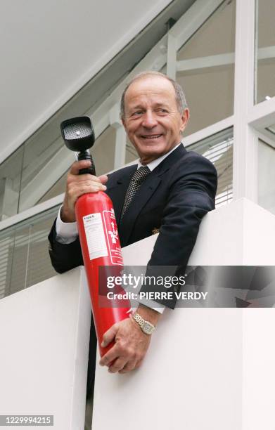 écrivain Jean Montaldo pose, le 15 septembre 2006 aux éditions Albin Michel à Paris, à l'occasion de la sortie de son livre "Chirac et les 40...