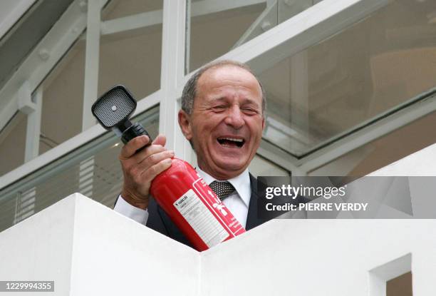 écrivain Jean Montaldo pose, le 15 septembre 2006 aux éditions Albin Michel à Paris, à l'occasion de la sortie de son livre "Chirac et les 40...