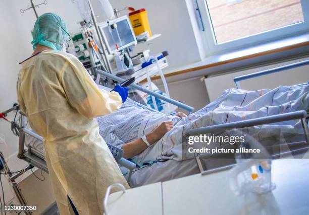 November 2020, Mecklenburg-Western Pomerania, Greifswald: Nurses and nursing staff work in the specially protected part of the intensive care unit of...