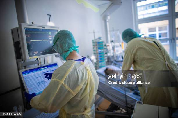 November 2020, Mecklenburg-Western Pomerania, Greifswald: Nurses and nursing staff work in the specially protected part of the intensive care unit of...