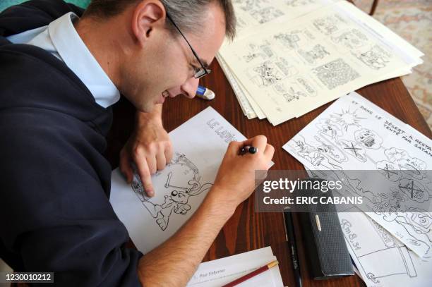 Jean-Baptiste Fady, vicaire de la paroisse de l'Immaculée conception à Toulouse et dessinateur-scénariste de bandes dessinées, effectue des retouches...