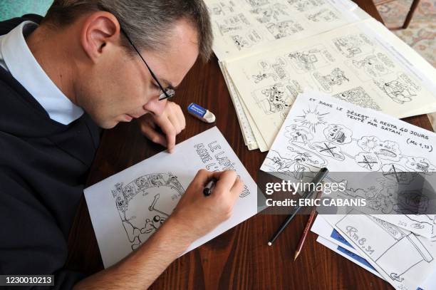 Jean-Baptiste Fady, vicaire de la paroisse de l'Immaculée conception à Toulouse et dessinateur-scénariste de bandes dessinées, effectue des retouches...