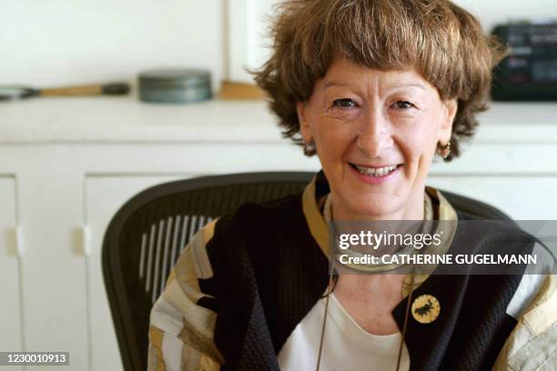 La directrice des Editions de Minuit, Irène Lindon, pose pour le photographe dans son bureau, le 14 juin 2005 à Paris. Fondées clandestinement à...