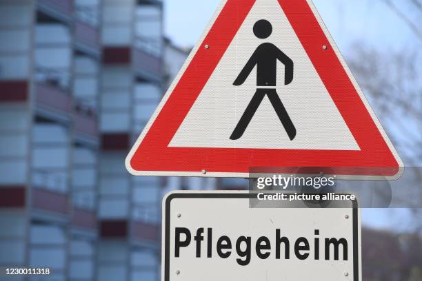 December 2020, Mecklenburg-Western Pomerania, Stralsund: A warning sign with the inscription "Pflegeheim" stands on a street in Stralsund....