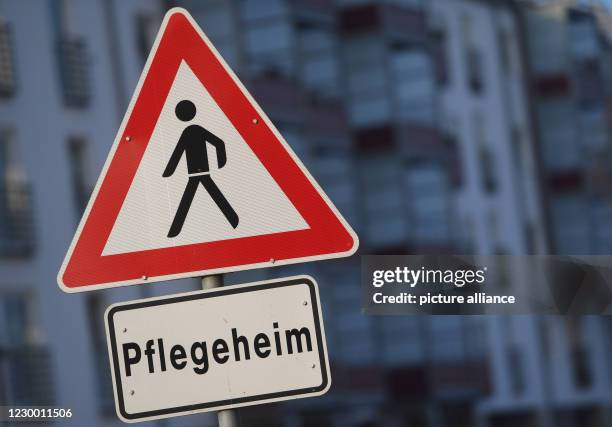 December 2020, Mecklenburg-Western Pomerania, Stralsund: A warning sign with the inscription "Pflegeheim" stands on a street in Stralsund....