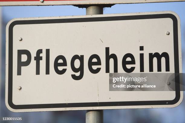 December 2020, Mecklenburg-Western Pomerania, Stralsund: A sign with the inscription "Pflegeheim" stands on a street in Stralsund....