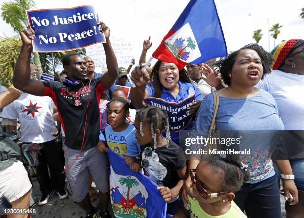 Defensores de inmigrantes realizan una manifestación para exigir que la administración Trump extienda el TPS. La marcha fue frente a la oficina de...