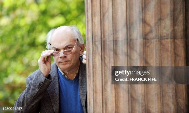 écrivain Alain Jaubert, auteur de la célèbre série de films sur la peinture "Palettes", pose, le 23 octobre à Paris. L'Académie Goncourt l'a nommé...