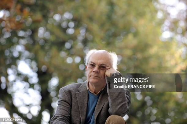 écrivain Alain Jaubert, auteur de la célèbre série de films sur la peinture "Palettes", pose, le 23 octobre à Paris. L'Académie Goncourt l'a nommé...