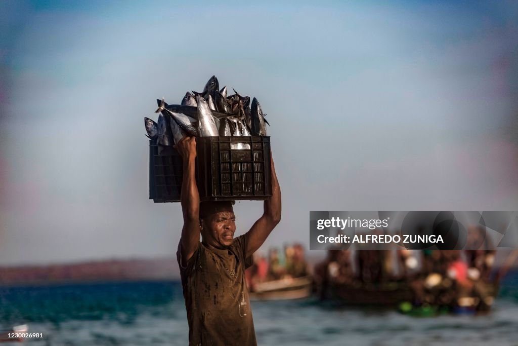 TOPSHOT-MOZAMBIQUE-UNREST-DISPLACED-DAILY LIFE
