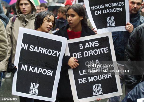 Des personnes manifestent, le 01 décembre 2002 à Paris, à l'appel de l'association Act-Up à l'occasion de la Journée mondiale de lutte contre le...