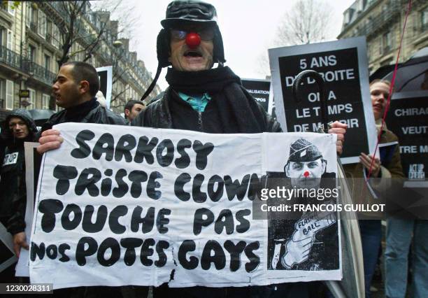 Des personnes manifestent, le 01 décembre 2002 à Paris, à l'appel de l'association Act-Up à l'occasion de la Journée mondiale de lutte contre le...