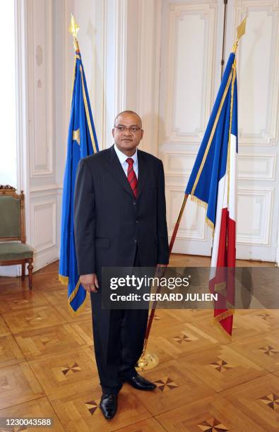 Pierre N'Gahane, d'origine camerounaise, pose pour les photographes, le 12 novembre 2008 à la Préfecture des Bouches-du-Rhône, après avoir été nommé...