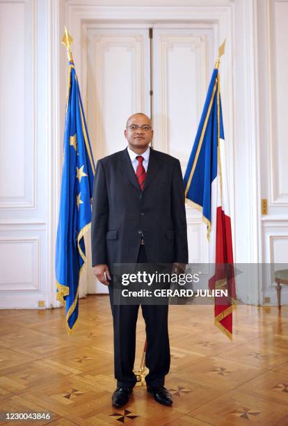 Pierre N'Gahane, d'origine camerounaise, pose pour les photographes, le 12 novembre 2008 à la Préfecture des Bouches-du-Rhône, après avoir été nommé...