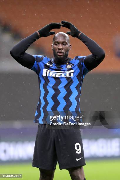 Romelu Lukaku of FC Internazionale gesturesn during the UEFA Champions League Group B stage match between FC Internazionale and Shakhtar Donetsk at...