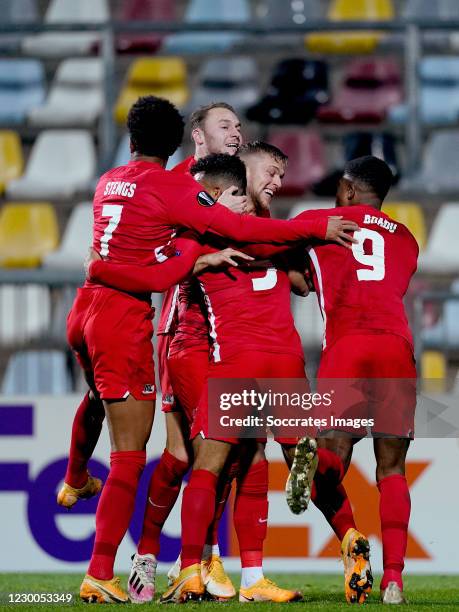 Owen Wijndal of AZ Alkmaar celebrates 1-1 with Teun Koopmeiners of AZ Alkmaar, Jesper Karlsson of AZ Alkmaar, Myron Boadu of AZ Alkmaar, Calvin...