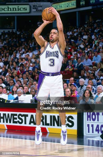 Abdullah Rauf Mahmoud Abdul-Rauf of the Sacramento Kings shoots the ball during the ...