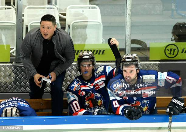 Chef-head coach Jason O´Leary of Iserlohn Roosters looks on during the Ice Hockey Test Match between Iserlohn Roosters and Koelner Haie on December...