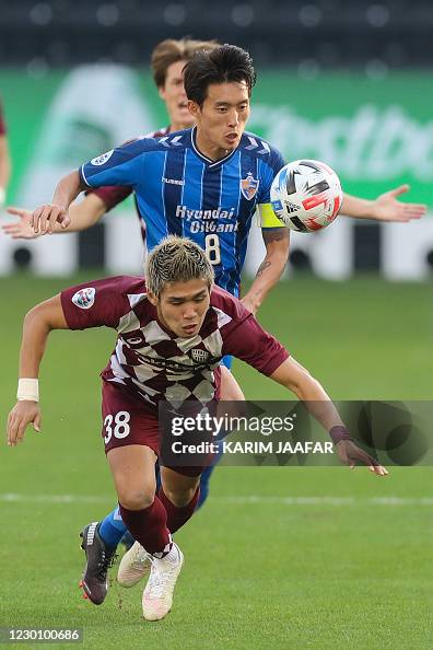 Kobe's forward Daiju Sasaki vies for the ball with Ulsan's midfielder