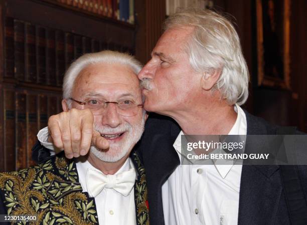 Le photographe Lucien Clergue pose avec le photographe Yann Arthus-Bertrand après avoir été installé dans la nouvelle section de photographie de...