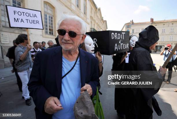 Le photographe français et fondateur des Rencontres d'Arles, Lucien Clergue, et des photographes professionnels membres de l'Union des Photographes...