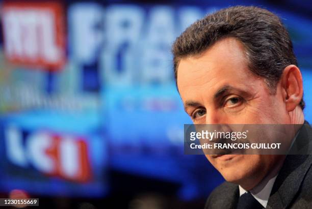 Le ministre de l'Economie et des Finances Nicolas Sarkozy pose, le 26 septembre 2004 dans les studios de la radio RTL, avant de participer à...