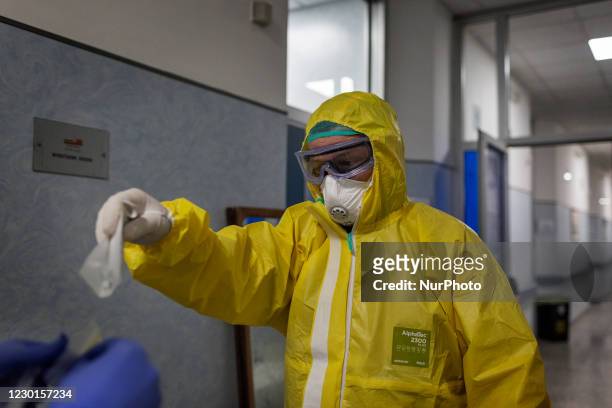 Military doctor inside the intensive care unit of Celio military hospital in Roma on 24th November 2020, Italy. Since the benning of the Covid-19...