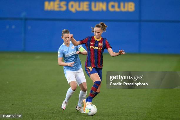 Caroline Graham Hansen of FC Barcelona and Mandy Van den Berg of PSV Eindhoven during the UEFA Womens Champions League, round of 32 match between FC...