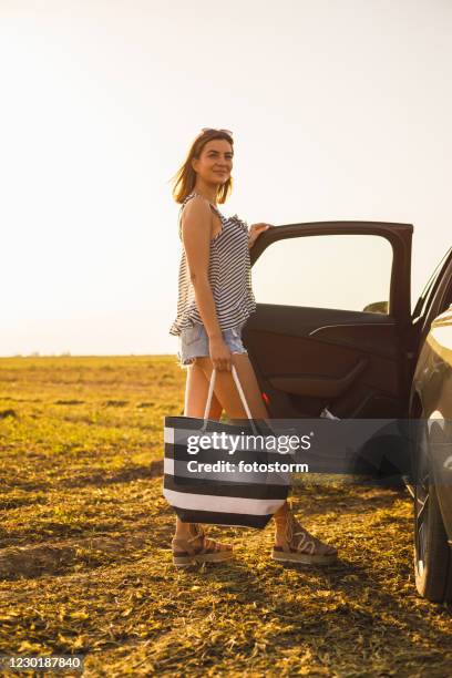 ein moment, um den blick auf ein offenes feld während einer roadtrip zu genießen - osteuropa stock-fotos und bilder