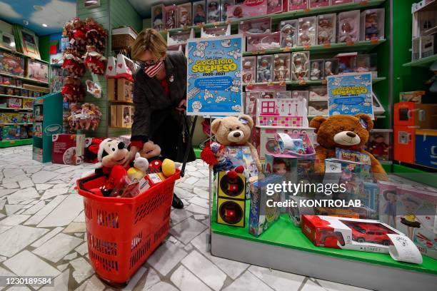 The U.S. Consul Mary Avery buys toys to participate in the solidarity contest called "suspended toy". The toys will be donated to poor families with...