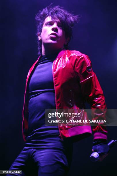 Nicola Sirkis, le chanteur du groupe Indochine, se produit le 05 juillet 2003 sur la scène de l'hippodrome de Longchamp près de Paris, dans le cadre...