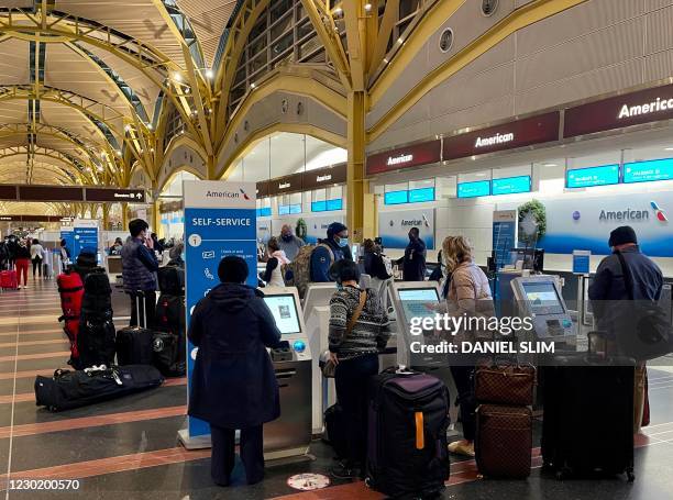 Am Check In American Airlines Check In Photos and Premium High Res Pictures - Getty ...