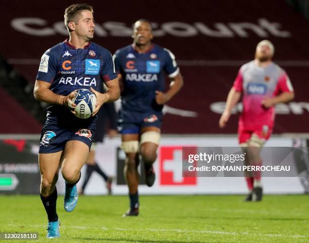 Bordeaux' Argentinian wing Santiago Cordero runs to score a try during the European Rugby Champions Cup rugby union match between Union Bordeaux...