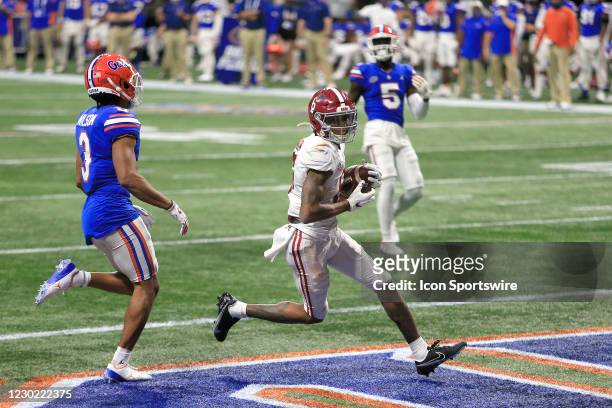 Running back Najee Harris of the Alabama Crimson Tide breaks free for a touchdown during the SEC Championship football game between the Florida...