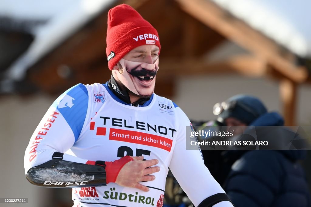 Swiss Justin Murisier wears a funny face mask after competing in the...  Photo d'actualité - Getty Images