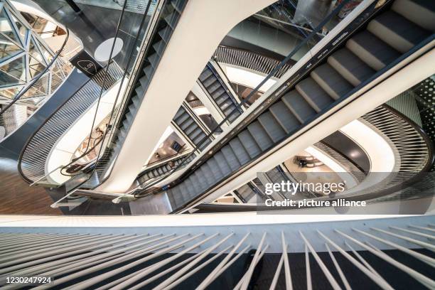 December 2020, Hessen, Frankfurt/Main: A shopping center in downtown Frankfurt is almost deserted because of the lockdown. Most of the shops are...