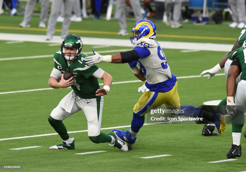 La Rams Jet New York Jets Quarterback Sam Darnold escapes away from Los Angeles ...