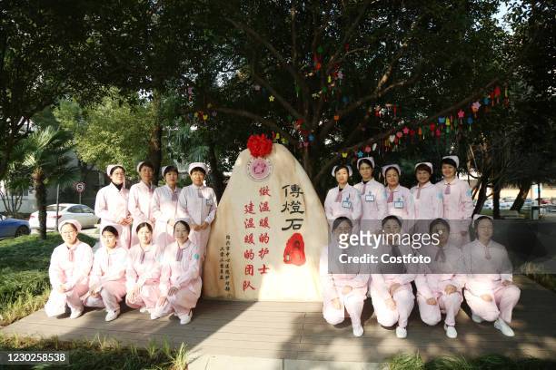 Under the oath of Chen Xiaoyan and Yan Jianying, nurses who had supported Hubei Province, eight new nurses held a solemn ceremony in front of the...