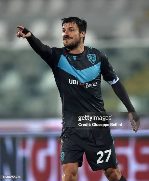 Daniele Dessena of Brescia Calcio gestures during the Serie B match between Pescara Calcio and Brescia Calcio at Adriatico Stadium on December 22,...