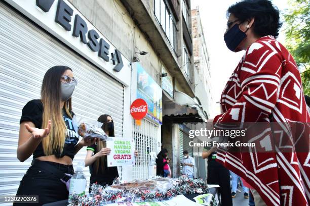 Mexican actress Sofia Sisniega delivers a vegan Christmas dinner to a person; With the support of the Animal Heroe association, the initiative was...