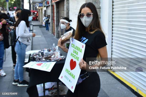 Mexican actress Sofia Sisniega delivers a vegan Christmas dinner to a person; With the support of the Animal Heroe association, the initiative was...