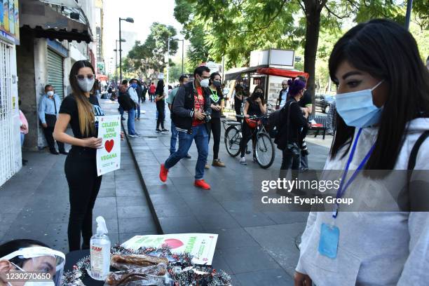 Mexican actress Sofia Sisniega delivers a vegan Christmas dinner to a person; With the support of the Animal Heroe association, the initiative was...