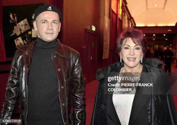 La chanteuse Rika Zaraï et un compagnon inconnu arrivent, le 19 novembre 2002, à l'Olympia pour le concert de Mireille Mathieu. Grande ambassadrice à...