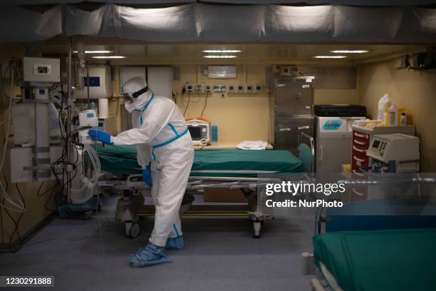 Military medical operator of the Italian Army, inside the intensive care unit of the covid military field hospital in Cosenza, on December 24, 2020....