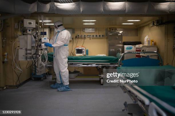 Military medical operator of the Italian Army, inside the intensive care unit of the covid military field hospital in Cosenza, on December 24, 2020....