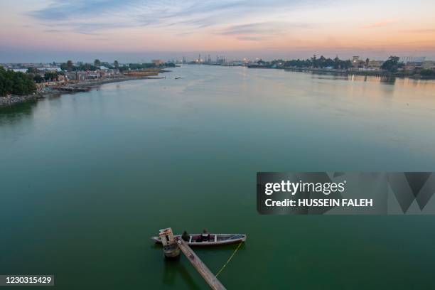 Basra Rivers 24,102 Basra Photos & High Res Pictures - Getty Images