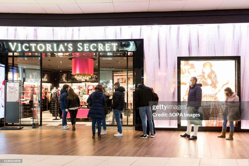 People in a queue at the entrance of a Victoria´s Secret...