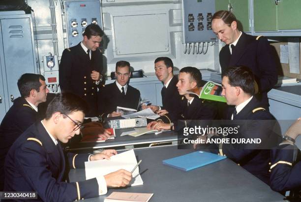 Le Prince Albert de Monaco participe, le 23 Octobre 1981, à une formation d'élève-officier à l'École navale française à bord du porte-hélicoptères...