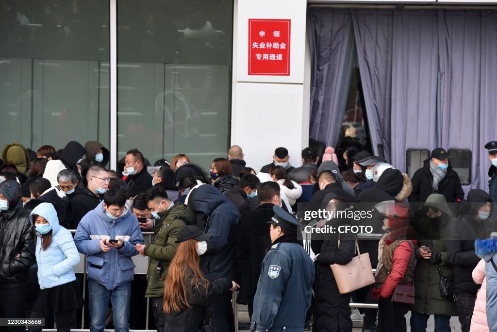 Queue Inchina AN, CHINA - DECEMBER 24, 2020 - Thousands of people queue to apply ...