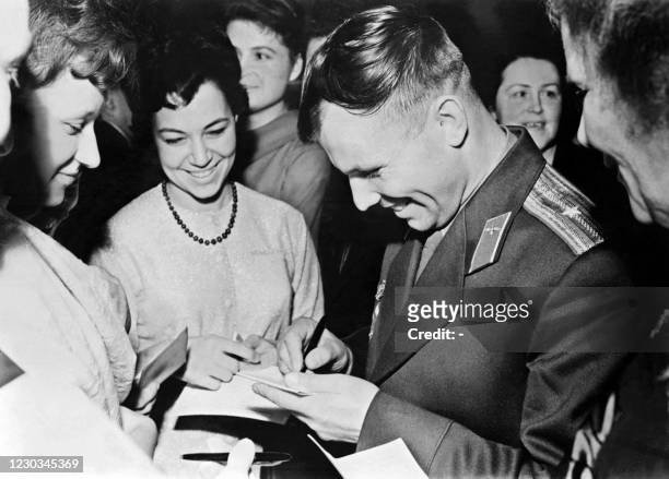 Youri Gagarine , le premier homme à être allé dans l'espace, signe des autographes, en URSS, en 1961.